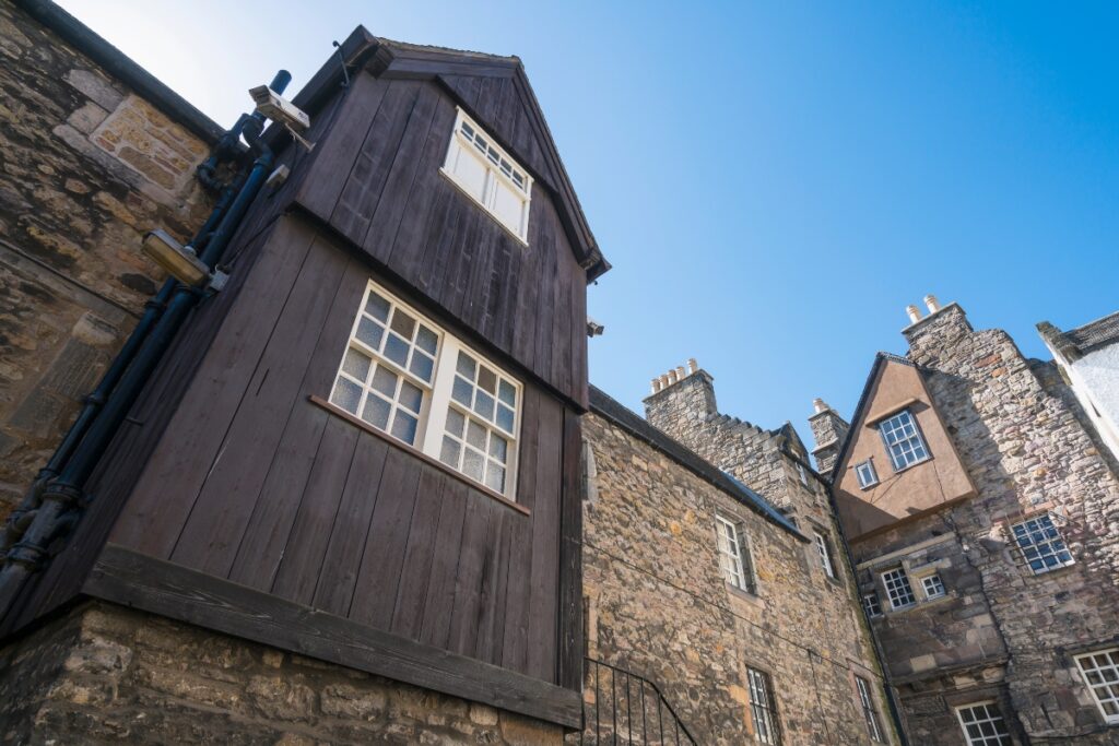 Bakehouse Close with windows in wood and old building in Edinburgh for outlander filming location